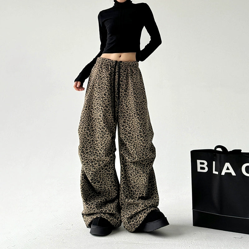 Calças com estampa de leopardo